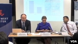 專家在華盛頓探討中日關係。加拿大滑鐵盧大學國際治理創新中心海事專家詹姆斯•馬尼康（左）﹔美國和平研究所亞太項目主任孔珊（中）