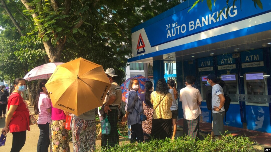 ရန်ကုန်မြို့ရှိ နေရာတခုက KBZ ဘဏ် ATM တွင် ငွေထုတ်ရန်စောင့်နေသူများ။ မတ် ၁၈၊ ၂၀၂၁။