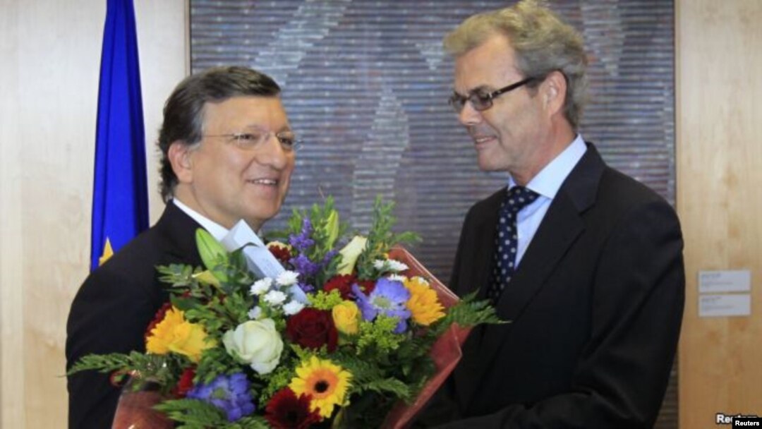 European Commission ဥက္ကဌ Jose Manuel Barroso ကို EU ရဲ့ နော်ဝေသံအမတ် Atle Leikvoll က ဘရာဇီးနိုင်ငံ EC ဌာနချုပ်မှာ ပန်းစီးပေးနေစဉ် ( အောက်တိုဘာ ၁၂၊ ၂၀၁၂) i