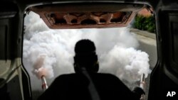 Un trabajador fumiga un vecindario contra el mosquito que propaga el dengue, en Caracas, Venezuela, el 12 de diciembre de 2023. [Foto: AP]