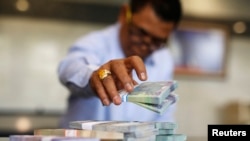 Petugas di Bank Indonesia menghitung uang di kantor pusat di Jakarta. (Foto: Ilustrasi)