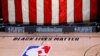 La cancha en la que se debían enfrentar los Bucks de Wisconsin y los Magic de Orlando quedó vacía y no hubo partido. En el piso de la cancha se lee en letras negras "Las Vidas Negras Importan".
