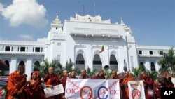 Birmaning Yangon shahrida buddist rohiblar mamlakatda Islom hamkorligi tashkiloti idoralarining ochilishiga qarshi namoyish qilmoqda, 15-oktabr, 2012-yil.