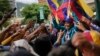 Una venezolana manifiesta durante la inscripción del candidato de Primero Justicia a la primaria opositora, Henrique Capriles Radonski, en Caracas, el 24 de junio de 2023.