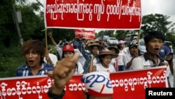အနိမ့်ဆုံးလုပ်ခ သတ်မှတ်ရေးအတွက် လှိုင်သာယာ စက်မှုဇုံမှ ဝန်ထမ်းများ ၂၀၁၅ ခု၊ ဇူလိုင်လ ၁၂ ရက်နေ့က ဆန္ဒဖော်ထုတ်ကြစဉ်။ 
