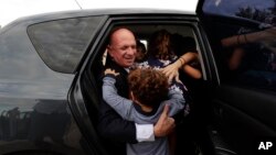 Hugo "El Pollo" Carvajal, ex jefe de los servicios de inteligencia de Venezuela, ingresa a un vehículo luego de salir de prisión en Estremera, a las afueras de Madrid, España, en septiembre de 2019.