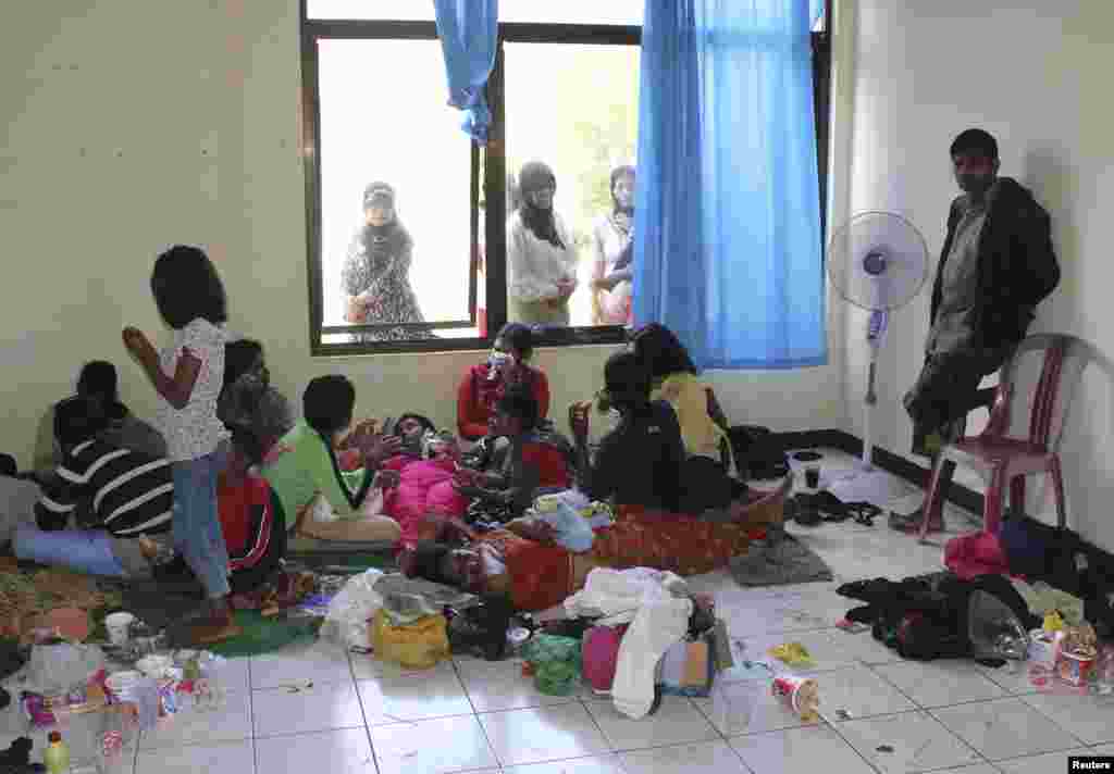 Para terduga pencari suaka yang menumpang kapal yang kemudian terbalik, berada di tempat penampungan sementara dekat Pantai Jayanti, Jawa Barat (24/7).