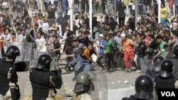 Pasukan keamanan Irak menjaga ketat demonstran anti-pemerintah agar tidak memasuki "Zona Hijau", yaitu kawasan gedung-gedung pemerintah, dalam protes di Baghdad, Jumat (25/2).