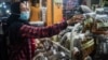 Sebuah toko jamu di pasar tradisional di Yogyakarta menjual berbagai ramuan tradisional untuk meningkatkan kekebalan tubuh di tengah pandemi virus corona (Covid-19), 3 Maret 2020. (Foto: AFP)