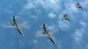 20일 한반도 상공에서 미 공군 B-1B 전략폭격기(왼쪽)가 한국 공군 F-15K 전투기의 엄호를 받으며 비행하고 있다.