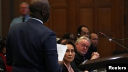 ICJ တရားရုံးတွင် ဂန်ဘီယာတရားရေးဝန်ကြီးAbubacarr Tambadou ပြောကြားနေစဉ် ဒေါ်အောင်ဆန်းစုကြည် နားထောင်နေသည့်မြင်ကွင်း (ဒီဇင်ဘာလ၊ ၁ဝ၊ ၂ဝ၁၉ )