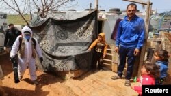Seorang petugas kota membersihkan kamp pengungsi Suriah untuk memerangi penyebaran virus corona, di Marjayoun, Lebanon, 23 Maret 2020. (Foto: Reuters)