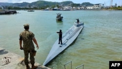 Ecuador ha desplegado a su fuerza armada para hacer frente al crimen organizado transnacional que abate al país sudamericano, esta imagen del 21 de enero muestra la captura de un semisumergible con cargamento de droga en operación conjunta con Colombia.