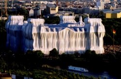 FILE - "Wrapped Reichstag" project by artists Christo and Jeanne Claude, Berlin, Germany, June 25, 1995. (REUTERS/Reinhard Krause)