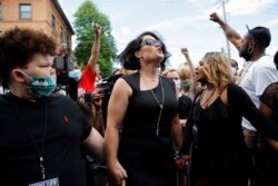 Justin Diamond, la prometida de George Floyd, durante los servicios fúnebres del hombre afroamericano muerto a manos de policías de Minneapolis.