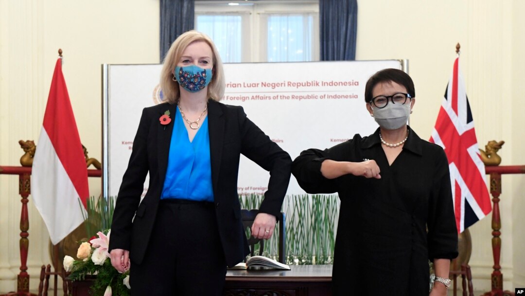 ဗြိတိန်နိုင်ငံခြားရေးဝန်ကြီး Elizabeth Truss နဲ့ အင်ဒိုနီးရှားနိုင်ငံခြားရေးဝန်ကြီး Retno Marsudi (ဝဲမှယာ) နိုဝင်ဘာ ၁၁၊ ၂၀၂၁