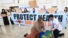 Los activistas medioambientales llevan a cabo una protesta con un globo terráqueo durante una manifestación en el lugar de la Cumbre del Clima de las Naciones Unidas COP28 en Dubái el 6 de diciembre de 2023.