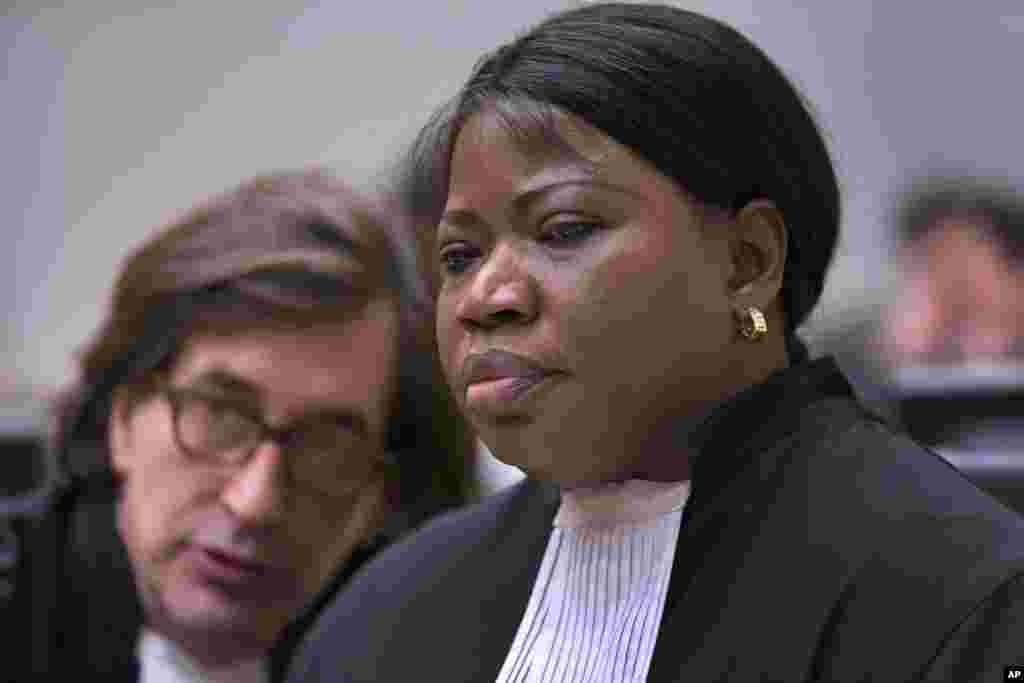 Fatou Bensouda, procureure de la Cour pénale internationale, à droite, et l’avocat principal Eric Mac Donald, à gauche, discutent avant le début de l’audience de confirmation de charges à La Haye, 19 février 2013. 