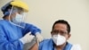 Un trabajador de la salud recibe la vacuna contra COVID-19 en el Hospital Guasmo de Guayaquil, Ecuador, el 21 de enero de 2021.