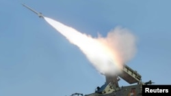 Dalam foto yang dirilis oleh media pemeritah Korea Utara, KCNA ini, sebuah roket tengah ditembakkan dalam sebuah latihan militer Korea Utara di tempat yang dirahasiakan (foto: dok). 