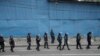 Policías antimotines marchan por una carretera bloqueada por manifestantes en Ciudad de Guatemala el martes 10 de octubre de 2023. 