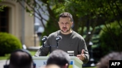 ภาพจาก Ukraine's Presidential Press Service เมื่อ 10 พ.ค. 2024 ระหว่างการกล่าวของปธน.โวโลดิเมียร์ เซเลนสกี ที่กรุงเคียฟ ยูเครน (Photo by HANDOUT / UKRAINIAN PRESIDENTIAL PRESS SERVICE / AFP) 