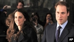 Pangeran William (kanan) dan Kate Middleton merasa sedih atas beredarnya foto telanjang dada di sebuah majalah Perancis (foto: dok).