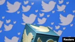 ARCHIVO - Logo de Twitter en 3-D. 26-1-16.