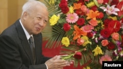 Mendiang mantan Raja Kamboja Norodom Sihanouk yang meninggal pekan lalu (foto: dok), Warga Tiongkok dipulangkan gara-gara merobek foto Sihanouk. 