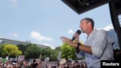El candidato a gobernador demócrata de Texas Beto O'Rourke habla mientras la gente protesta contra las leyes de armas en Discovery Green cerca de la convención anual de la Asociación Nacional del Rifle (NRA) en Houston, Texas, EEUU, 27 de mayo de 2022. REUTERS/Daniel Kramer