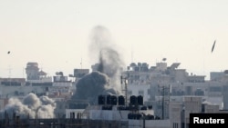 Sebuah misil jatuh sementara asap membubung dalam serangan udara yang dilancarkan Israel terhadap Kota Gaza, 5 Mei 2019. 