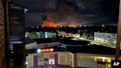 Imagen tomada de las redes sociales y distribuida por Ostorozhno Novosti muestra una columna de humo y un enorme incendio en la ciudad rusa de Pskov el 29 de agosto de 2023.