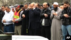Acara shalat jenazah bagi 3 mahasiswa Muslim di North Carolina, AS (12/2).