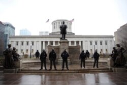 Agentes del orden custodian el Capitolio de Ohio, mientras partidarios del presidente de Donald Trump protestan contra la elección del presidente electo Joe Biden, en el estado de Ohio, EE.UU., el 17 de enero de 2021.