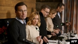 Da esquerda para a direita: P Primeiro-Ministro da Suécia, Ulf Kristersson, a Primeira-Ministra de Itália, Giorgia Meloni, o Primeiro-Ministro da Finlândia, Petteri Orpo, a Alta Representante da UE para os Negócios Estrangeiros e a Política de Segurança, Kaja Kallas.