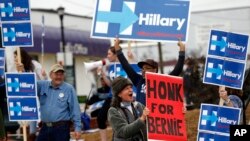 អ្នកគាំទ្រលោក Bernie Sanders អបអរសាទរក្នុងចំណោមអ្នកគាំទ្រលោកស្រី Clinton នៅក្រៅសកលវិទ្យាល័យច្បាប់ South Carolina។ 