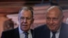 Menteri Luar Negeri Rusia Sergey Lavrov (kiri) bertemu Menlu Mesir Sameh Shoukry di Moskow, hari Selasa (31/1). 