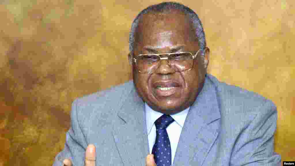 Etienne Tshisekedi, l'ors une conférence de presse à Bruxelles le 19 avril 2001.