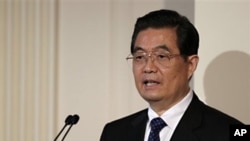 China's President Hu Jintao speaks before offering a toast during a State Dinner hosted by President Barack Obama and first lady Michelle Obama, in the East Room of the White House in Washington, 19 Jan 2011