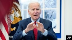 El presidente de Estados Unidos, Joe Biden, dijo el 3 de enero de 2022, en una declaración desde la Casa Blanca, que la Administración cuenta con refuerzos de vacunas COVID-19 para todos los estadounidenses.