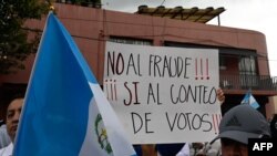 Un grupo de personas protestan ante el Tribunal Supremo Electoral de Guatemala en Ciudad de Guatemala el 2 de julio de 2023.