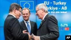 Turkiya Bosh vaziri Ahmat Dovuto’g’li (chapda) Yevropa Komissiyasi Prezidenti Jan-Klod Yunker (o'ngda) va Yevropa Kengashi Prezidenti Donald Tusk bilan, Bryussel, Belgiya, 8-mart, 2016-yil