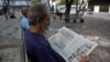 En La Habana un hombre lee el diario oficial Juventud Rebelde. La prensa independiente está proscrita ante la ley, aunque algunos medios son tolerados por el gobierno cubano.