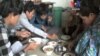កម្មករ​កាត់​ដេរ​កម្ពុជា​រស់​នៅ​ជុំ​គ្នា​ក្នុង​ផ្ទះ​តូចៗ​ដើម្បី​សន្សំ​សំចៃ​​និង​​អាច​ទ្រទ្រង់​ជីវភាព​បាន។