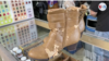En el mostrador de una talabartería en Caracas, se ven unas botas de vestir que fueron llevadas para su reparación. Enero, 2021. Foto: Captura de video.