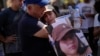 Les parents de Liri Albag lors d'une manifestation à Tel Aviv exigeant la libération de dizaines d'Israéliens enlevés pendant l'attaque du Hamas le 7 octobre 2023, lors de laquelle le groupe islamiste palestinien a tué plus de 1200 personnes. (photo AP/14 octobre 2023)