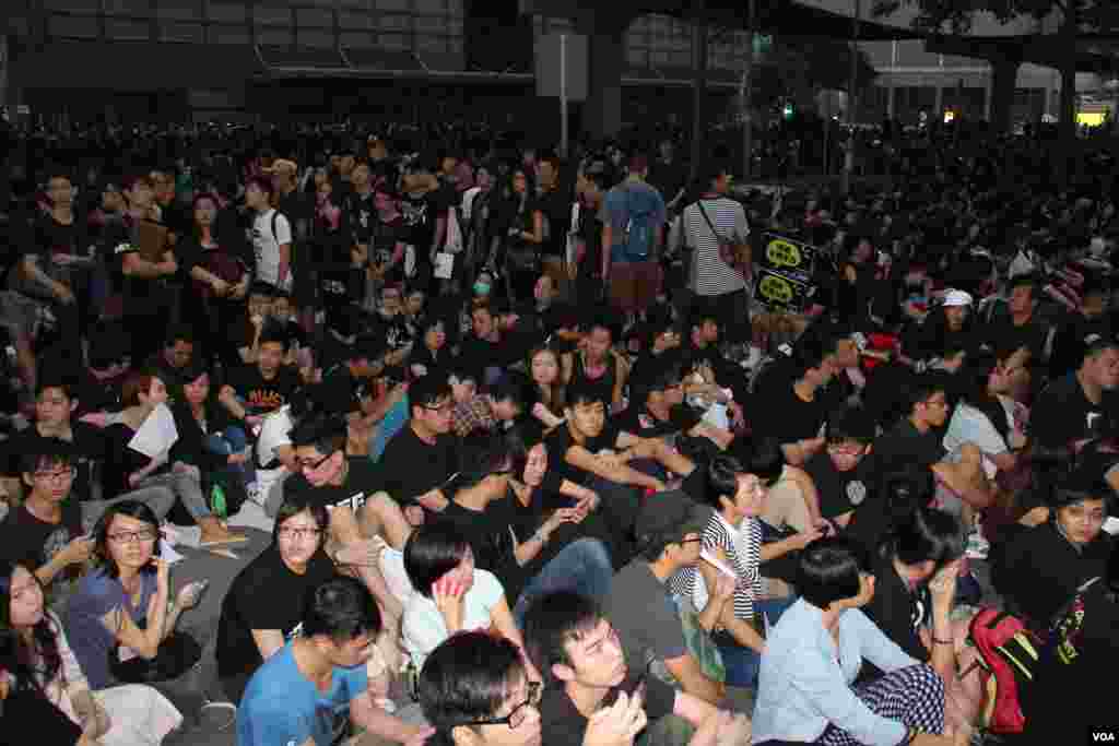 数万香港市民游行到政府总部集会抗议政府电视发牌黑箱作业(美国之音图片/海彦拍摄)