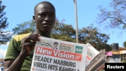 Muuza magazeti katika mji mkuu wa Uganda Kampala, Oktoba 6, 2014. Picha na Reuters. 