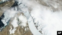 ARCHIVO - Esta imagen de satélite proporcionada por la NASA muestra el enorme témpano desprendido del glaciar en Groenlandia.