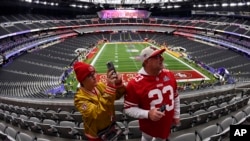 Los fanáticos comienzan a llegar al Super Bowl en Las Vegas el 11 de febrero de 2024.